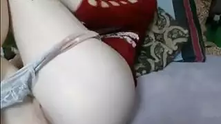 مراهقة ترتدي ملابس وردية تأخذ حمولة في فرجها المتساقط