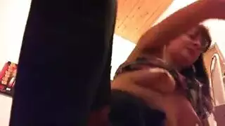 يكتشف اخته تسرقه فيقرر ان يبتزها بالنيك