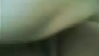 فيديو فردي صريح: إدخال الأصابع في فرجها الضيق يجعلها تصرخ من النشوة