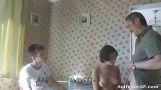 الأب يعلم ابنه كيف ينيك بمساعدة صديقته الساخنة