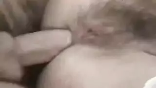 سمراء مبتسمة جاهزة للجماع عميق في الحلق