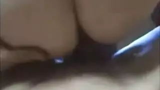 مراهقة سمراء عاهرة تمص وتنكح أمام الكاميرا في غرفتها