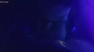 عاهرة صابونية: الزوجة تمارس الجنس مع قضيب أسود كبير في حوض الاستحمام