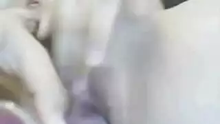 فتاة آسيوية مغرية تتعرى وتستمني على الكاميرا في عرض إباحي صريح