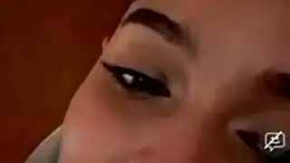 مبتسمة هاوية تقدم أول مشهد قذف مقابل المال