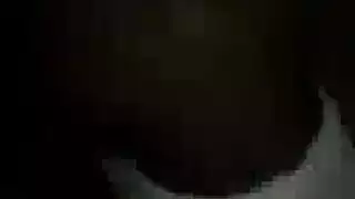 فتاة سمراء شابة تأخذ اللعبة بعمق في طيزها، تصرخ أثناء الذروة