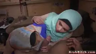 الفتاة العربية كبيرة الصدر تلعب بعضوها النسائي لأول مرة استمناء صريح