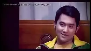 سمراء عاهرة تركب قضيبًا صلبًا بينما صديقها يهز عالمها