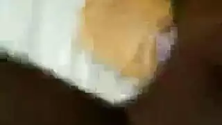 سمراء ذات أثداء طبيعية تبلع السوائل المنوية للوصول vip