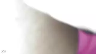 فتاة عربية تظهر ثديها المثالي