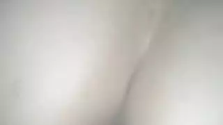 مراهقة شابة تتحمل ثلاثة أعضاء ذكورية في مغامرة جنسية رباعية صريحة