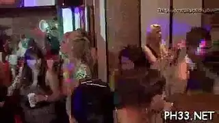 جنس جماعي متعدد الأعراق: عاهرات منقوعات متشوقة لتذوق قضيب كبير بعمق