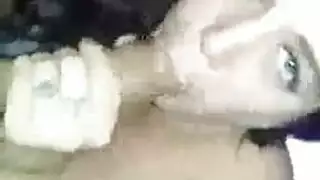 عاهرة الفستان الأحمر تأخذ قضيبين أسودين في جنس عنيف مزدوج