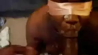 إباحية قوية: شقراء معصوبة العينين تخدم الرجال بكسها المشعر وفمها