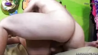 ثنائي مراهقين يهيمان على الكاميرا: إيلاج عميق وتأوهات عالية