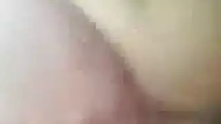 عاشقة الجلد المثيرة تمص قضيبًا وحشيًا مثل محترفة