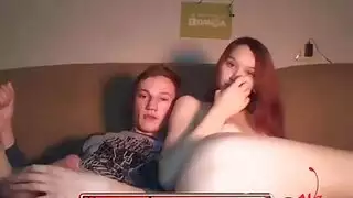 ابتسامة تلك الشقراء الحمراء تعني أنها تريد أن تُضرب بقوة