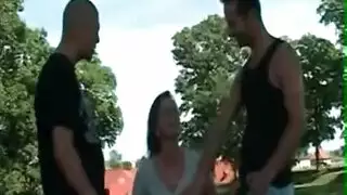 خيال ثلاثي ثنائي الجنس: رجلان وعاهرة راغبة