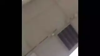 شقراء نحيفة مقيدة الصدر تنتهك بقضيبين صلبين