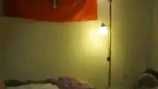 مراهقة إكس إكس إكس: سمراء تداعب نفسها بعمق حتى تبلغ الذروة