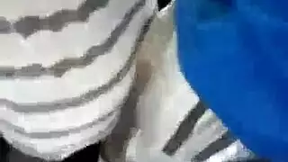 نيك علني قذر: رجل يفرك قضيبه على حافلة